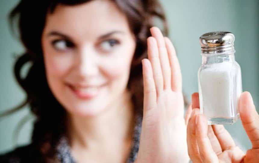 Zwyczaj dosalania potraw skraca życie o ponad dwa lata.